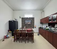 selling a 4-storey thach ban house, people build a corner lot for cars to avoid entering long bien house