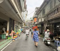 selling a 5-storey house in phuong mai, people built a bigger alley than the street to do business day and night