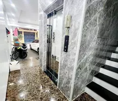 selling a 5-storey yen lac subdivision house with a sparkling elevator and a car stopping at ms. trung's house