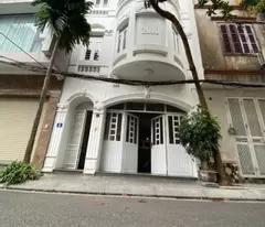 selling a bat kho distribution house - cars running around - wide sidewalks