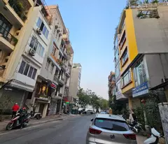 selling a beautiful business house with car alley and sidewalk on lac long quan street 38m2 5 floors 19.8 billion tay ho
