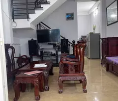 selling a beautiful new 2-storey terrace house with 4 bedrooms and 4 bathrooms (4.9x11), airy alley