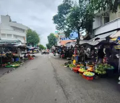 selling a house front of hoa binh market - income 540 million/year - keeping is profit, buying is making money - district 5