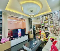selling a house with 7-seat truck alley with cars parked in the house, tan phu, 7m wide.