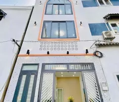selling a house with a car alley, near the front, ds5 price is only 2x billion