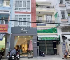 selling a house with business frontage in the chessboard area, right at dam market, near the beach - price 8.2 billion