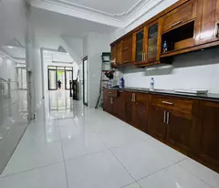 selling a house with car access to the house in linh nam