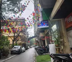 selling a leisurely 7-storey house with a sparkling elevator and cars stopping day and night at the house of two ladies