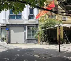 selling a level four house of 32.8 m² khuong dinh, thanh xuan, hanoi, with car, slightly 7 billion