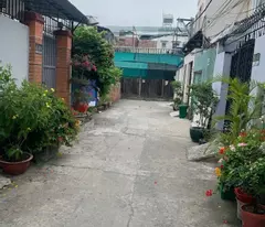 selling a piece of land in the center of thu duc, prime location adjacent to 22 linh dong street for about 2 billion.