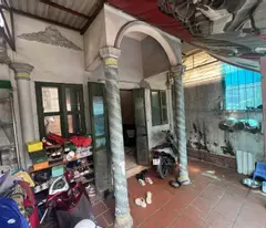 selling a spacious house, suitable for building a mini apartment divided into 5 large rooms