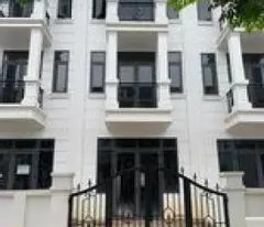 selling a townhouse adjacent to the intersection of ong cu temple, price 2 billion 4 million, shr, high ck for customers