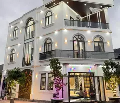 selling a townhouse with 2 frontages, an phu commercial area, ho chi minh for 6.8 billion