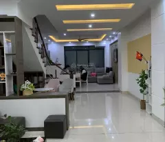 selling adjacent to an hung urban area, 83m2, 4 floors, beautifully finished, near the lake