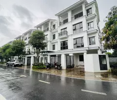 selling adjacent to gamuda gadens, hoang mai 90mx4txmt5m, car, business price 17 billion. contact: 0366051369