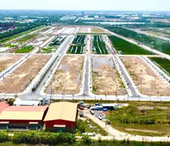selling an adjacent plot of land opposite the administrative center of thu thua district committee