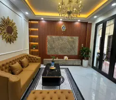 selling an ancient house, long bien, beautiful house, full interior. 10m away from cars. 5 floors.