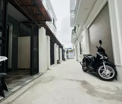 selling an independent 3-storey house with column frame and private yard in dong hoa, hai phong