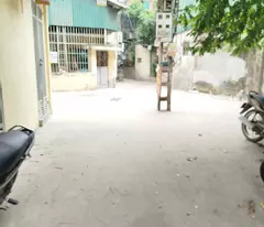 selling for 102 square meters but giving away a house with a car lot parked at hai ba trung's door