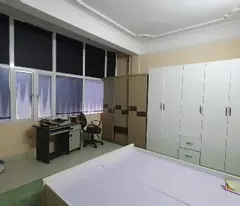 selling for 48m vinh but giving away a house with a corner car and two ladies' doors