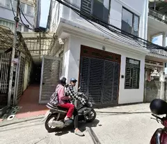 selling house bat khoc 45m, 4 floors, 1 tum. only slightly 8 billion. car, very airy corner lot.