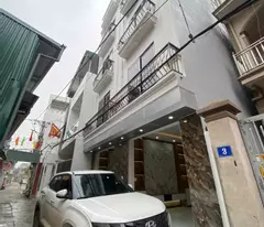 selling kim chung's house. next to hoai duc a high school. area 33m2, 5 floors. the truck is parked at the door