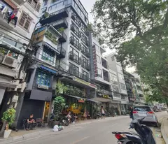 selling lac long quan street, business, 8m wide sidewalk, 143m football sidewalk for only 63 billion