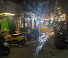 selling land and giving away a 44m2 house right in the middle of ho thi ky market street, suitable for business, retail, els, apartments.