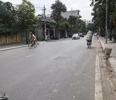 selling land to give away a house, 36m quynh do, car parked at the entrance to the house, price only around 1 billion
