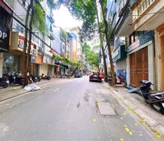 selling level 4 house on tran huu tuoc street 51m2 mt: 4.3m more than 4 billion.