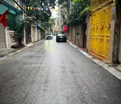 selling minh khai lac trung house with 5 floors, people built 2 sides of car alley to avoid doing business on hai ba trung