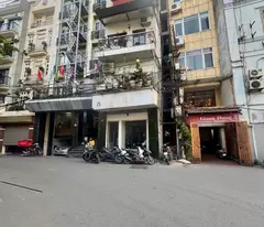 selling super products on the street front - 2 open faces of 52m - high price of 35 billion