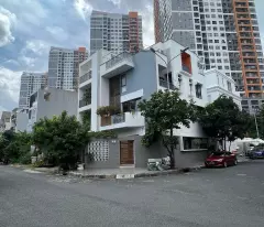 selling the corner of 2 mt an phu, district 2, 7m across, a few apartments away from a busy commercial street.