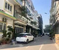 semi-detached house for sale with 4 floors, elevator waiting area, car parking on the sidewalk, hoang mai business