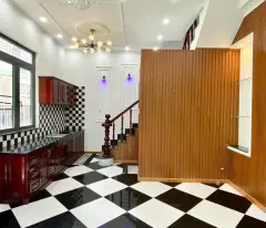 the ground floor house behind vincom hung vuong is only 1 house away from the front