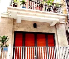 the owner needs money to ly sell her new house, 4 floors x 62m2, with car parked at the door, priced at 15 billion