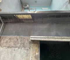the owner needs to sell a house with ceilings, 50m2, front and back 4m, nice location.
