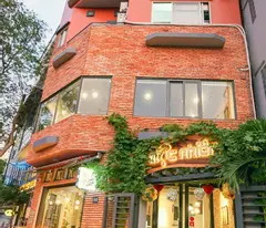 the owner needs to sell the house, corner 2, le van sy frontage, ward 13, phu nhuan. area: 4x15, construction: 7 floors. contract 70 million/month
