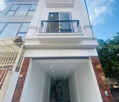 the owner sells van canh hoai duc's house, the car is parked at the door, the alley is open on all sides, near the administrative area of ​​van canh commune.